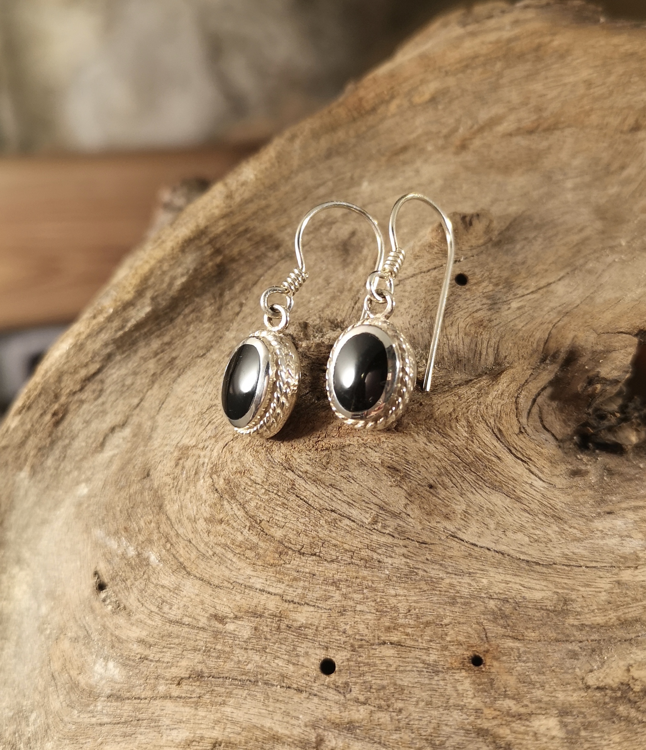 Small rope-edge oval drop earrings