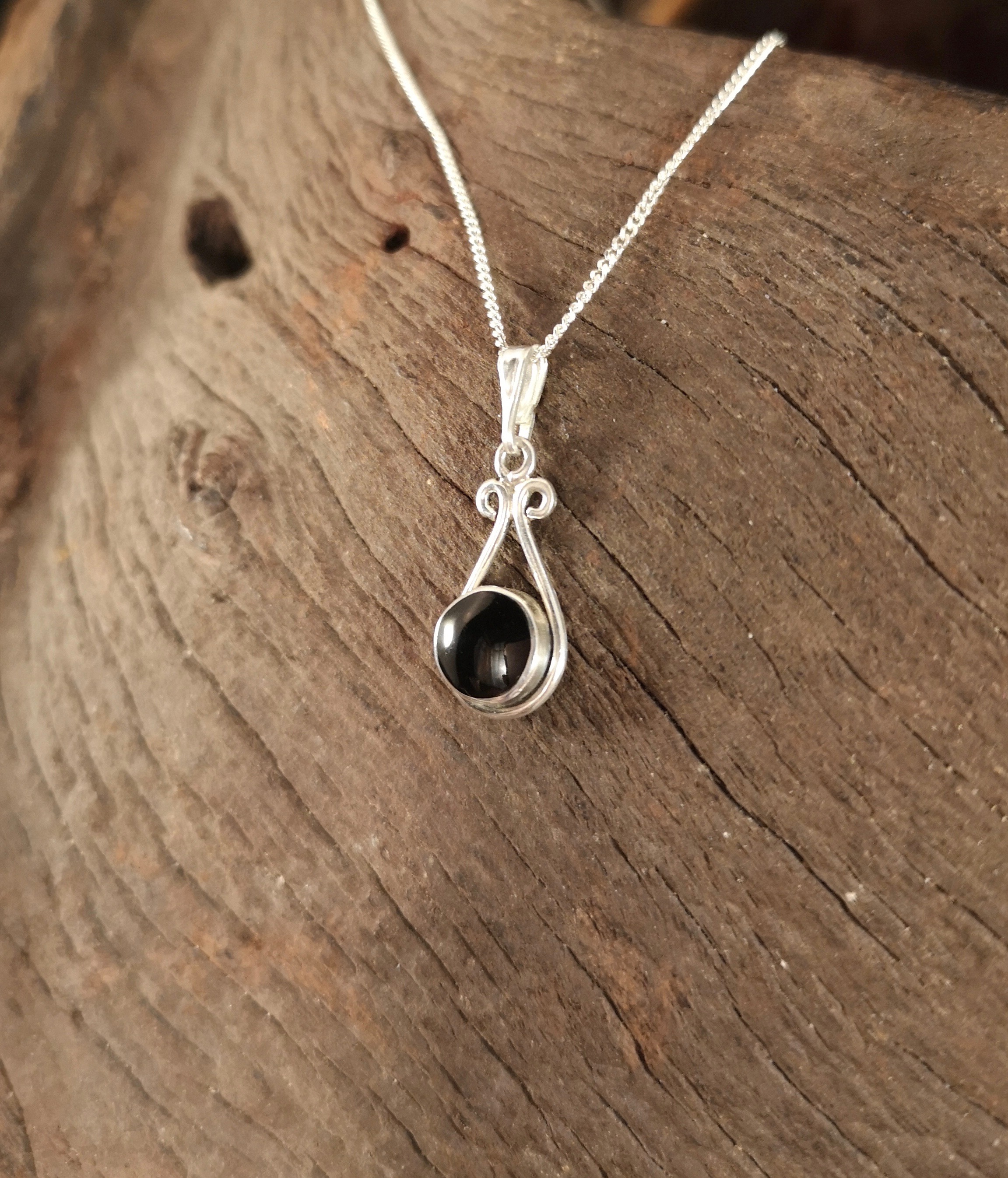 Scroll-top pendant