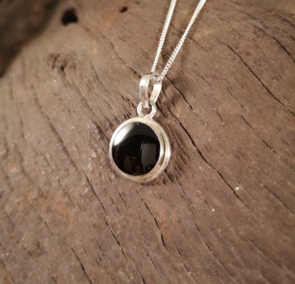 Classic round pendant