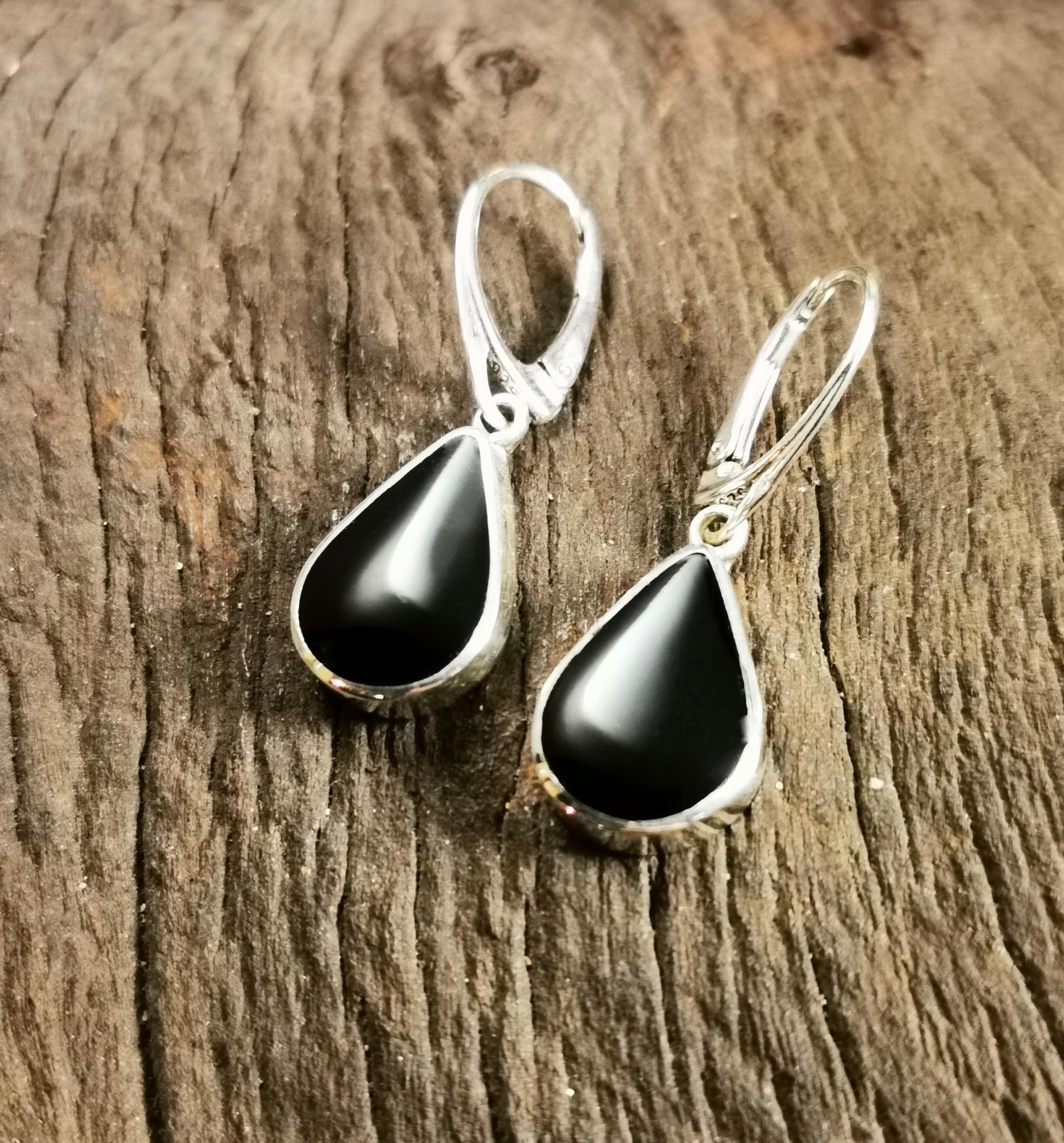 Medium Elegant classic teardrop earrings - The Ebor Jetworks