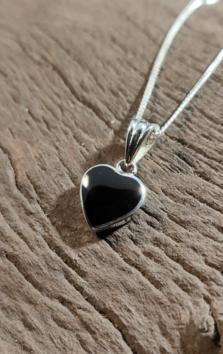 Classic dainty heart pendant
